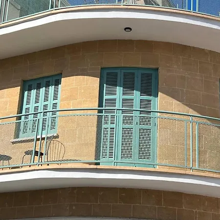 Centre Luxury Renovated 아파트