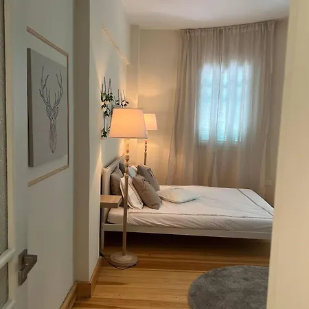 Centre Luxury Renovated 아파트 *