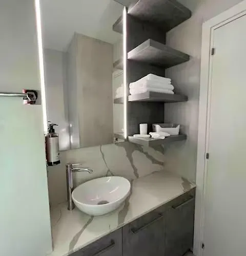 Centre Luxury Renovated Lejlighed *